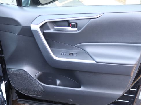 Used 2025 Toyota RAV4 XLE FWD image 35