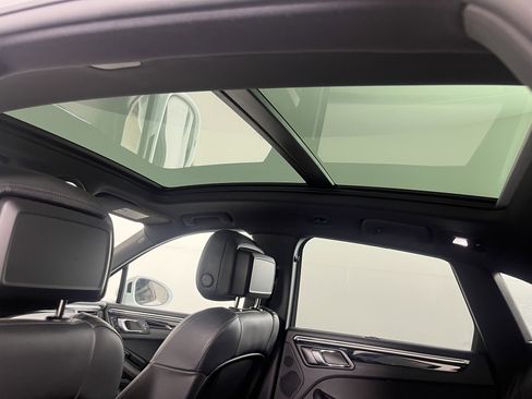 Used 2022 Porsche Macan w/ Premium Package Plus image 17