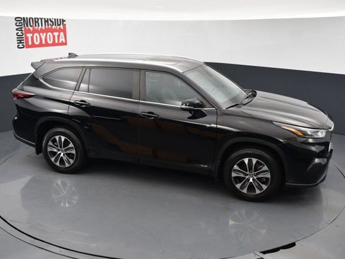 Used 2024 Toyota Highlander XLE AWD/4WD image 25