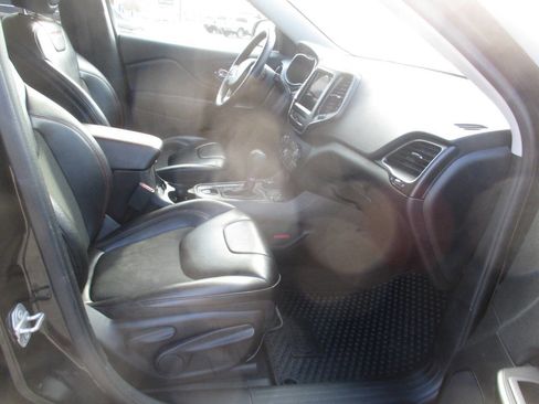 Used 2019 Jeep Cherokee Trailhawk w/ Cold Weather Group image 20