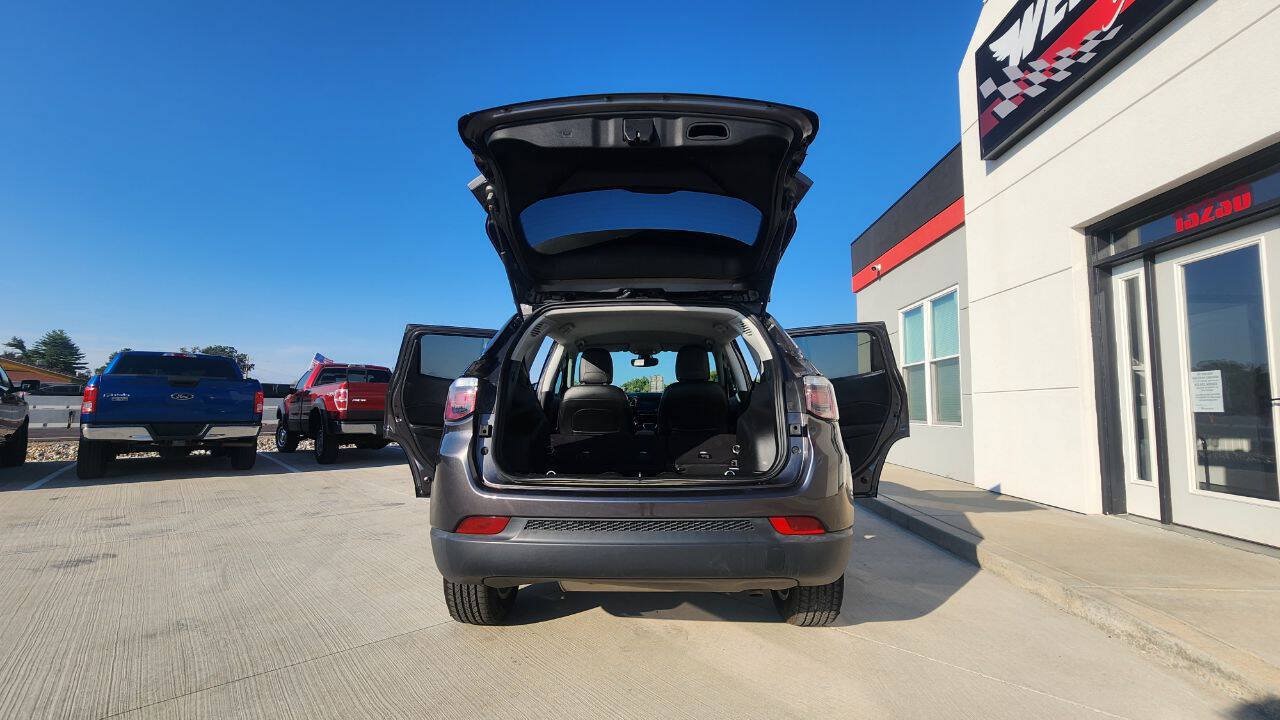Used 2018 Jeep Compass Latitude w/ Popular Equipment Group FWD image 24