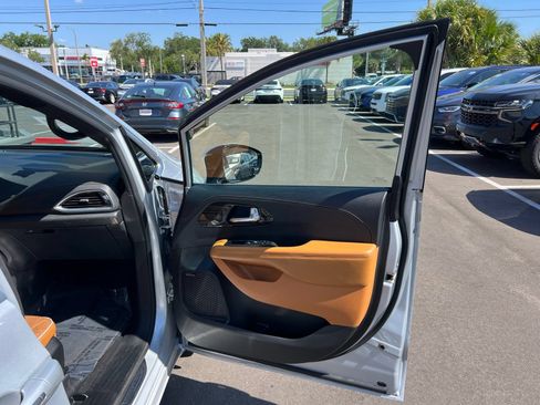 Used 2023 Chrysler Pacifica Pinnacle FWD image 78