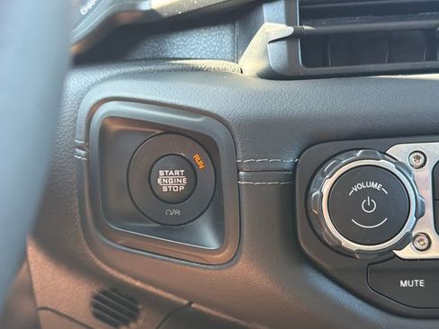 Used 2025 Jeep Wrangler Unlimited Sahara AWD/4WD image 20