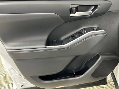 Used 2024 Toyota Highlander LE image 10