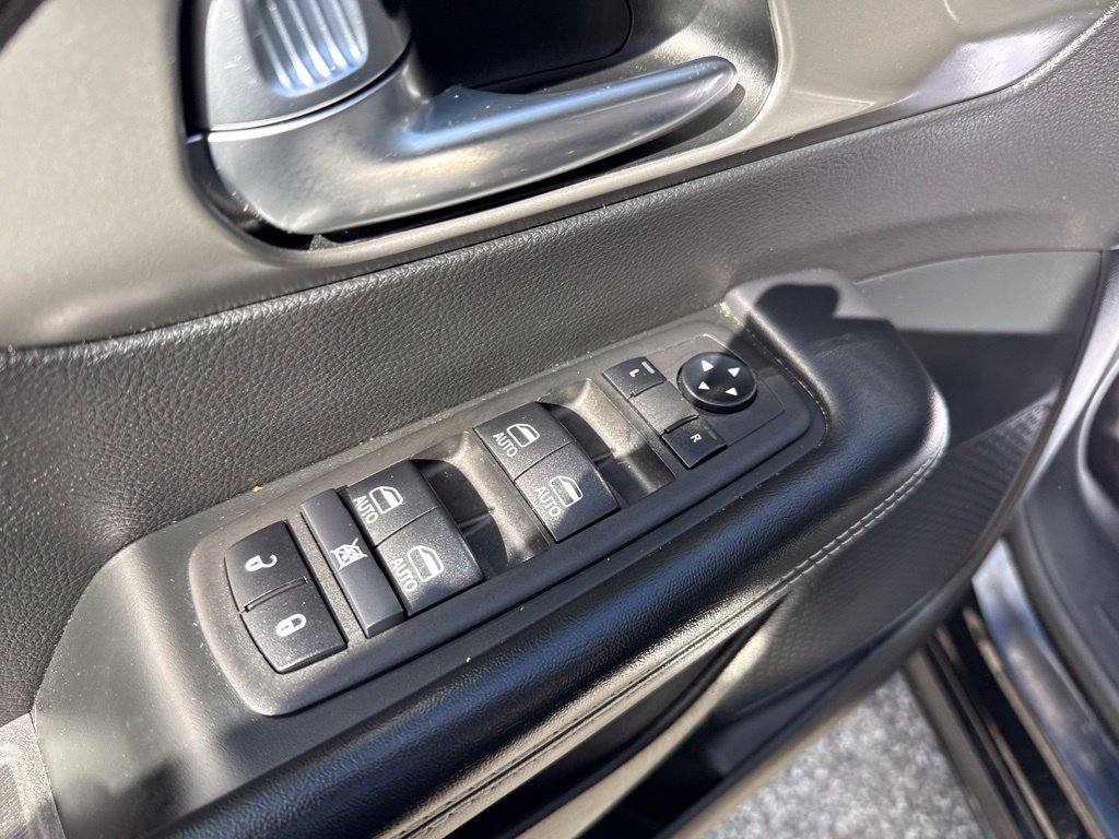Used 2025 Chrysler Pacifica Select FWD image 8