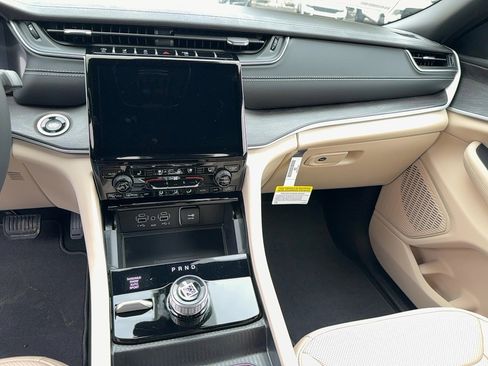 New 2025 Jeep Grand Cherokee Limited w/ Luxury Tech Group II image 11