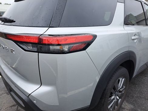Used 2025 Nissan Pathfinder SV FWD image 23