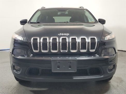 Used 2018 Jeep Cherokee Latitude Plus w/ Comfort/Convenience Group image 2