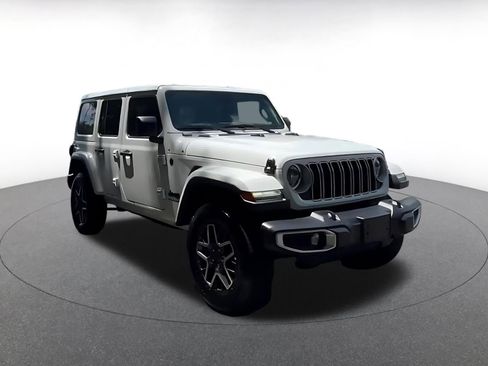 Used 2025 Jeep Wrangler Unlimited Sahara AWD/4WD image 2
