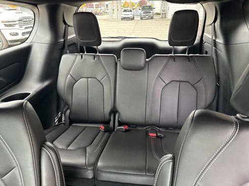 New 2026 Chrysler Pacifica Select image 10
