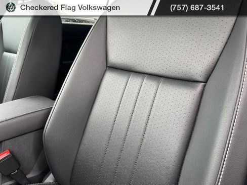 Used 2024 Volkswagen Tiguan SE w/ Panoramic Sunroof Package image 22