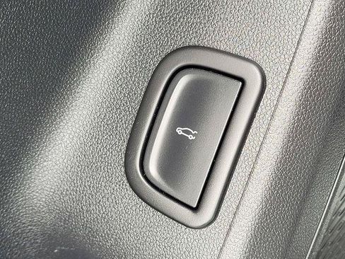 Used 2025 Chevrolet Traverse LT FWD image 14
