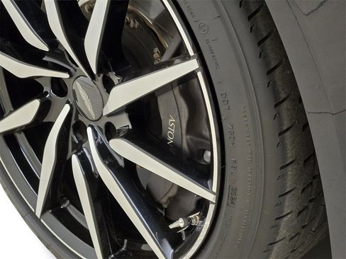 Used 2021 Aston Martin DB11 image 14