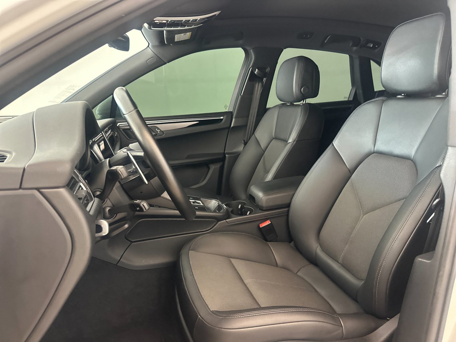 Certified 2023 Porsche Macan AWD/4WD image 5