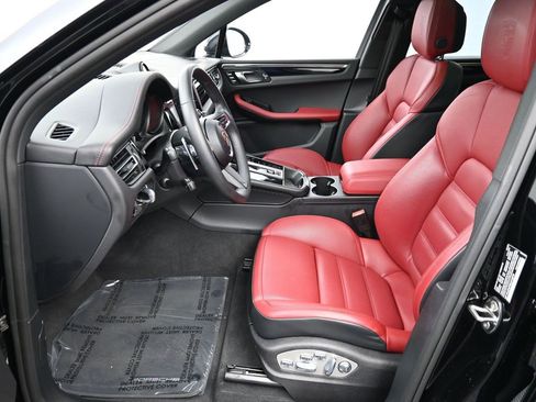 Used 2025 Porsche Macan image 7
