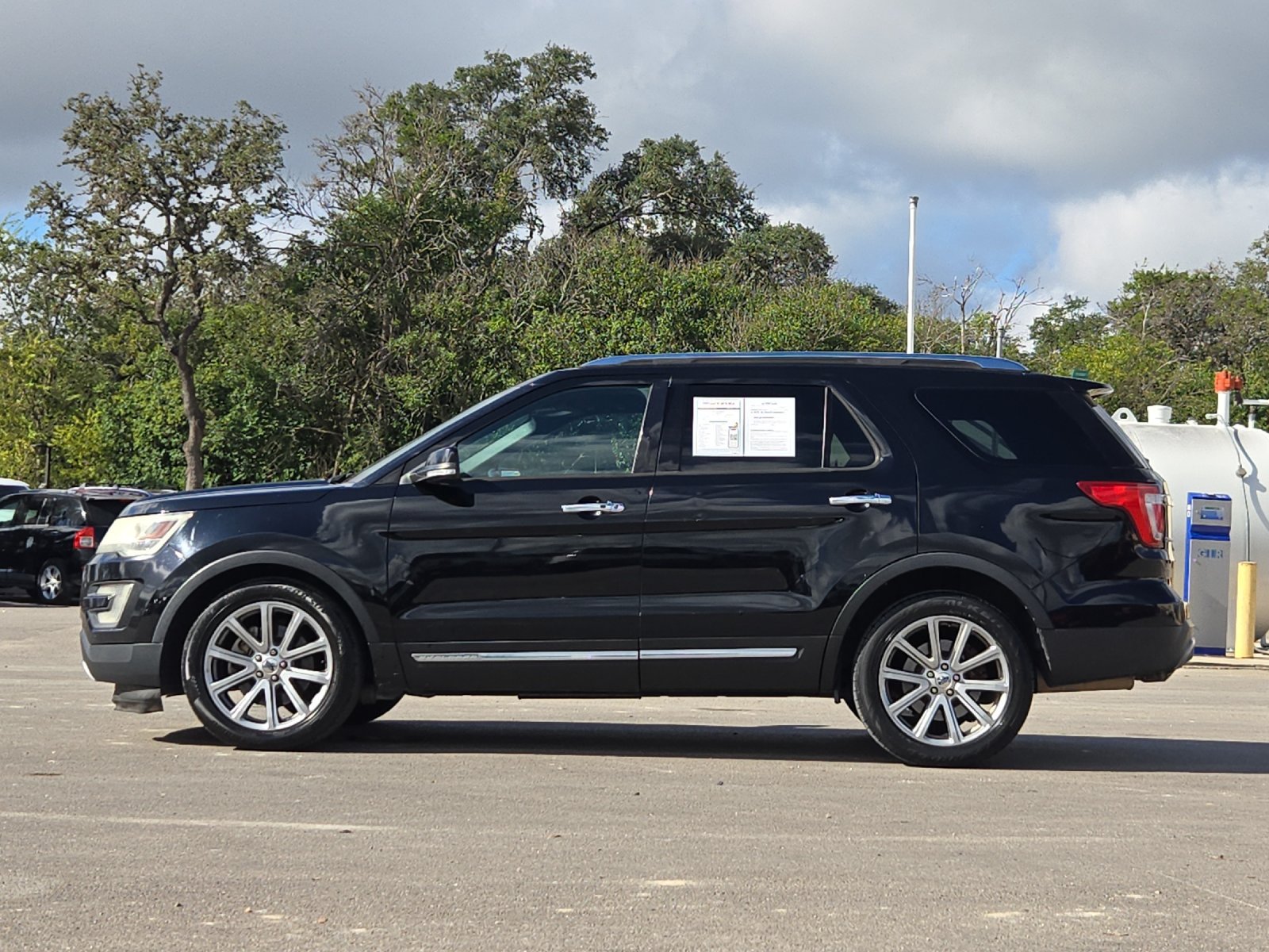 Used 2017 Ford Explorer Limited FWD image 2