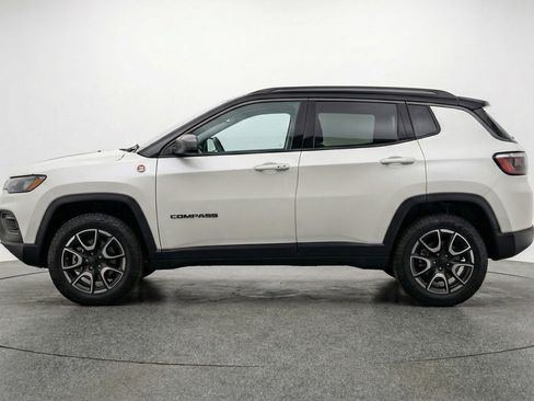 Used 2025 Jeep Compass Trailhawk AWD/4WD image 3
