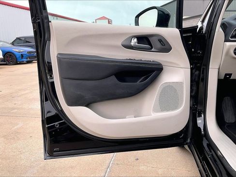 Used 2024 Chrysler Pacifica Touring-L FWD image 22