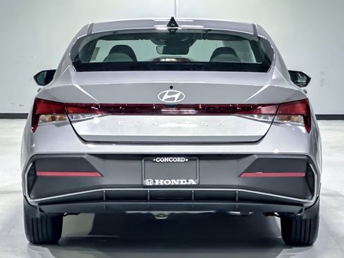 Used 2025 Hyundai Elantra SE FWD image 10