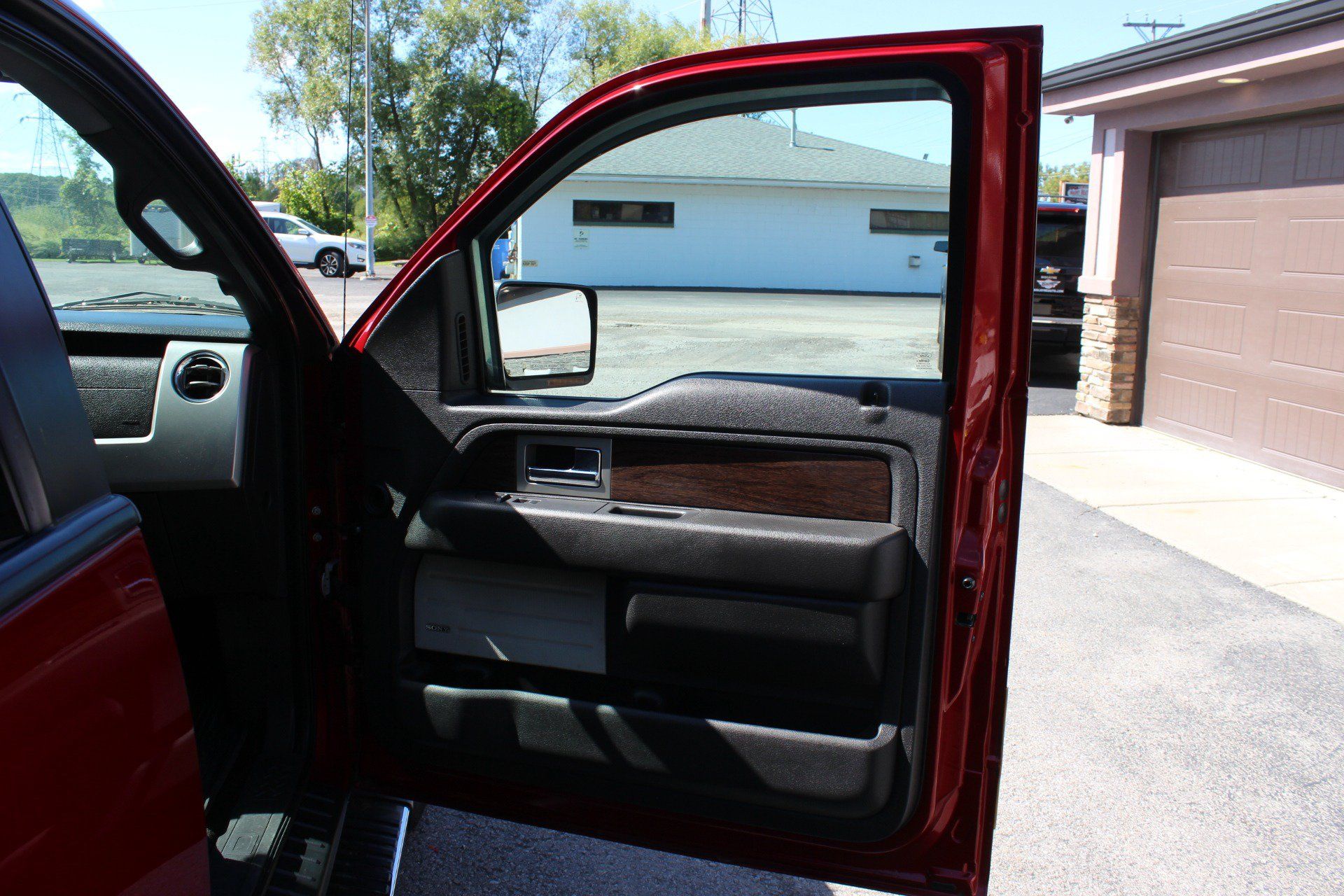 Used 2014 Ford F150 Lariat w/ Equipment Group 502A Luxury AWD/4WD image 32