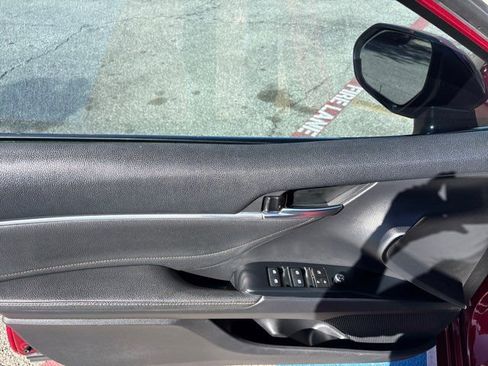 Used 2018 Toyota Camry XLE image 16