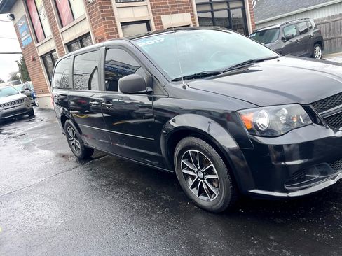 Used 2017 Dodge Grand Caravan SE image 4