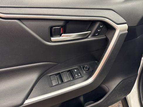 Used 2021 Toyota RAV4 XLE Premium image 28