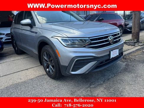Used 2022 Volkswagen Tiguan SE w/ Panoramic Sunroof Package AWD/4WD image 3