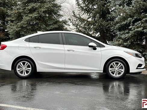 Used 2017 Chevrolet Cruze LT image 3