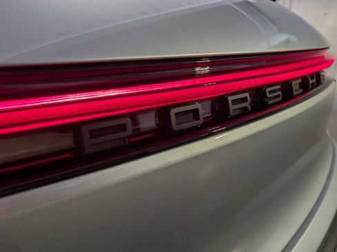 Used 2025 Porsche Macan image 16