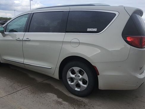 Used 2017 Chrysler Pacifica Touring-L Plus FWD image 3