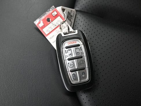 Used 2023 Chrysler Pacifica Touring-L FWD image 17