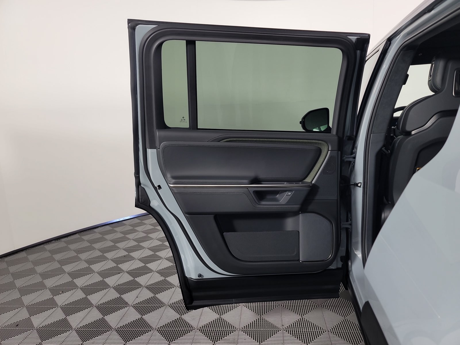 Used 2025 Rivian R1S Adventure Dual AWD/4WD image 17