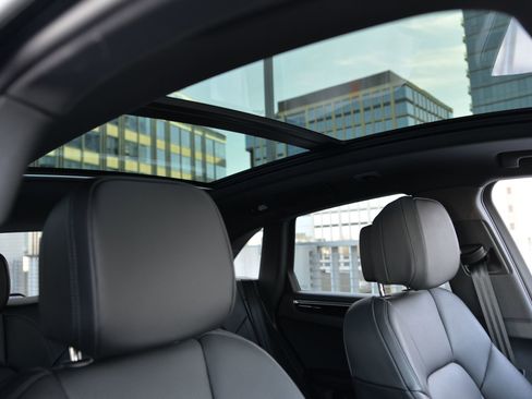 Certified 2025 Porsche Macan image 15