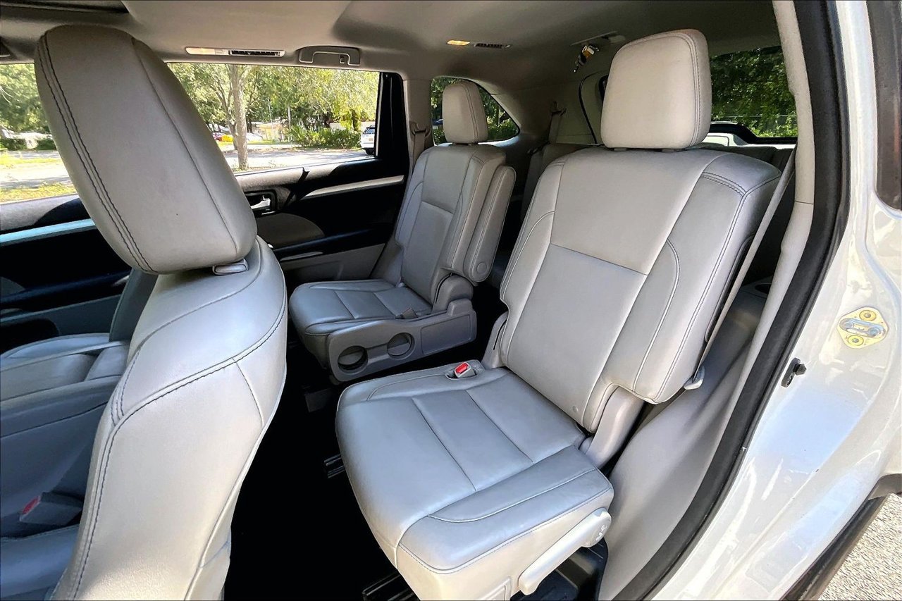 Used 2016 Toyota Highlander XLE FWD image 19