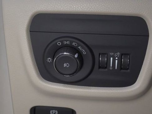 New 2025 Jeep Grand Cherokee L Limited w/ Luxury Tech Group II image 37