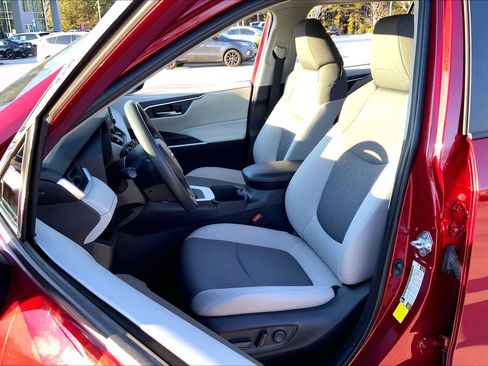 Used 2022 Toyota RAV4 XLE image 8