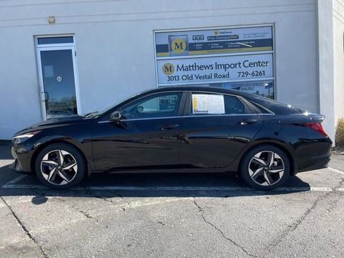 Used 2022 Hyundai Elantra SEL w/ Convenience + Premium Package image 2