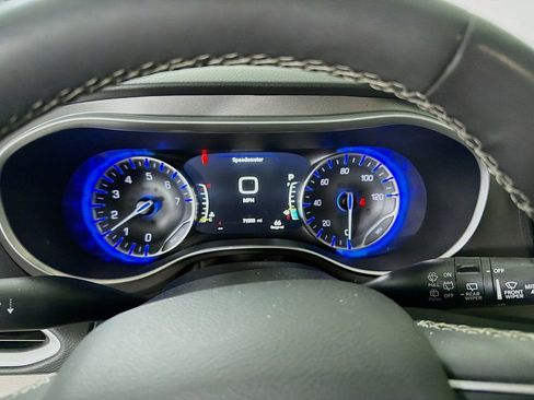 Used 2023 Chrysler Pacifica Touring-L image 14