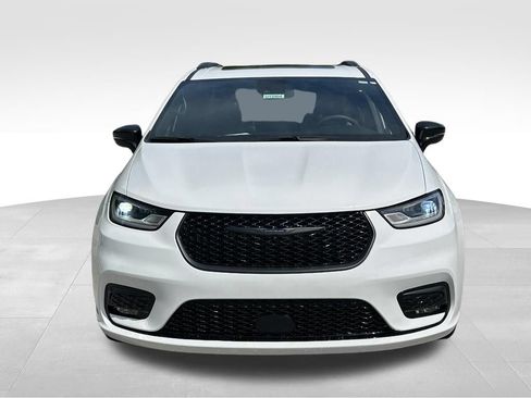 Used 2025 Chrysler Pacifica Limited FWD image 4