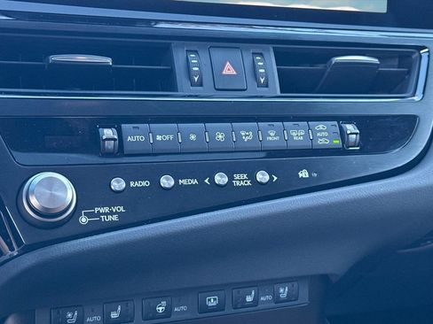 Used 2025 Lexus ES 300h w/ Luxury Package image 26