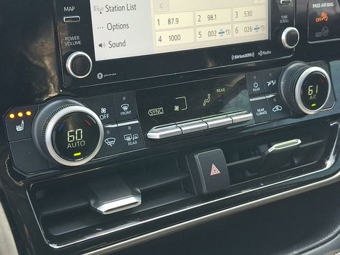 Used 2021 Toyota Highlander XLE AWD/4WD image 17