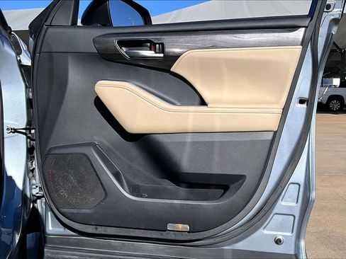 Used 2023 Toyota Highlander Platinum image 26