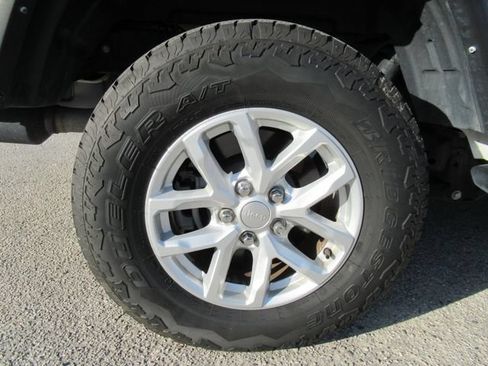 Used 2023 Jeep Gladiator Sport AWD/4WD image 5