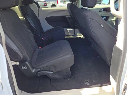 Used 2017 Chrysler Pacifica Touring FWD image 16
