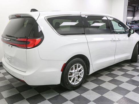 Used 2025 Chrysler Pacifica Select FWD image 8