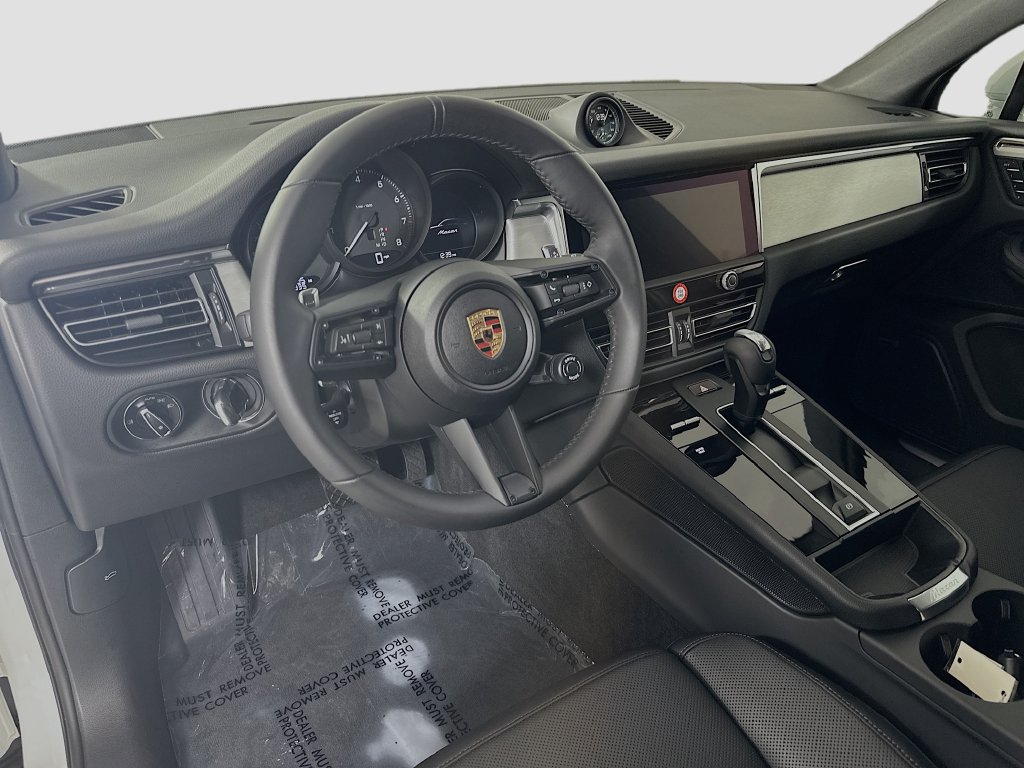 Certified 2025 Porsche Macan AWD/4WD image 4