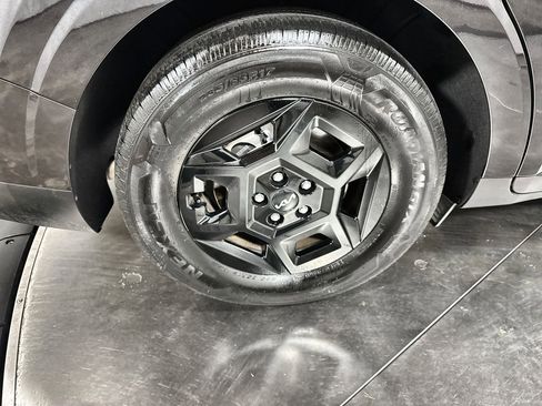 Used 2025 Kia Carnival image 13