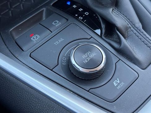 Used 2021 Toyota RAV4 XLE image 28