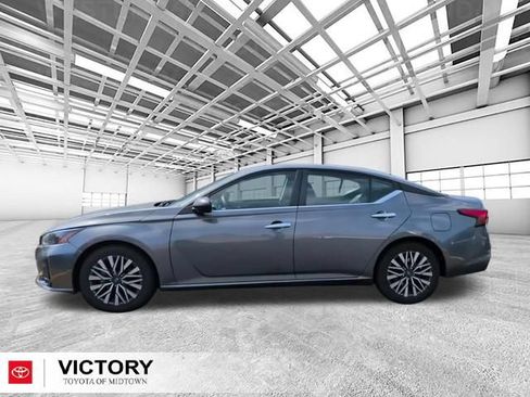 Used 2024 Nissan Altima 2.5 SV FWD image 7